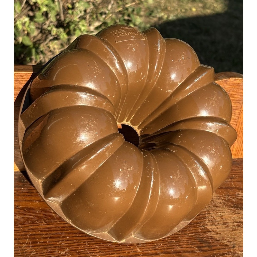VTG Brown Chilton Aluminum Bundt Pan Vintage Kitchen Heavy Chippy Autumn Decor